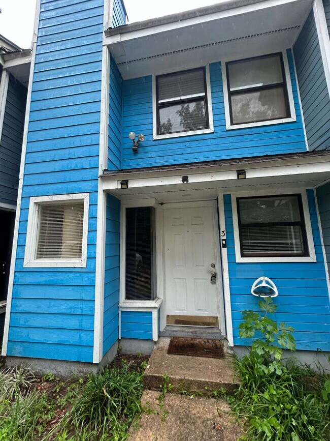 Building Photo - Spacious 2 bedroom townhouse with an additional loft located near TCC!