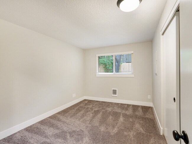 Building Photo - Move In Today and Receive $1000 Gift Card!