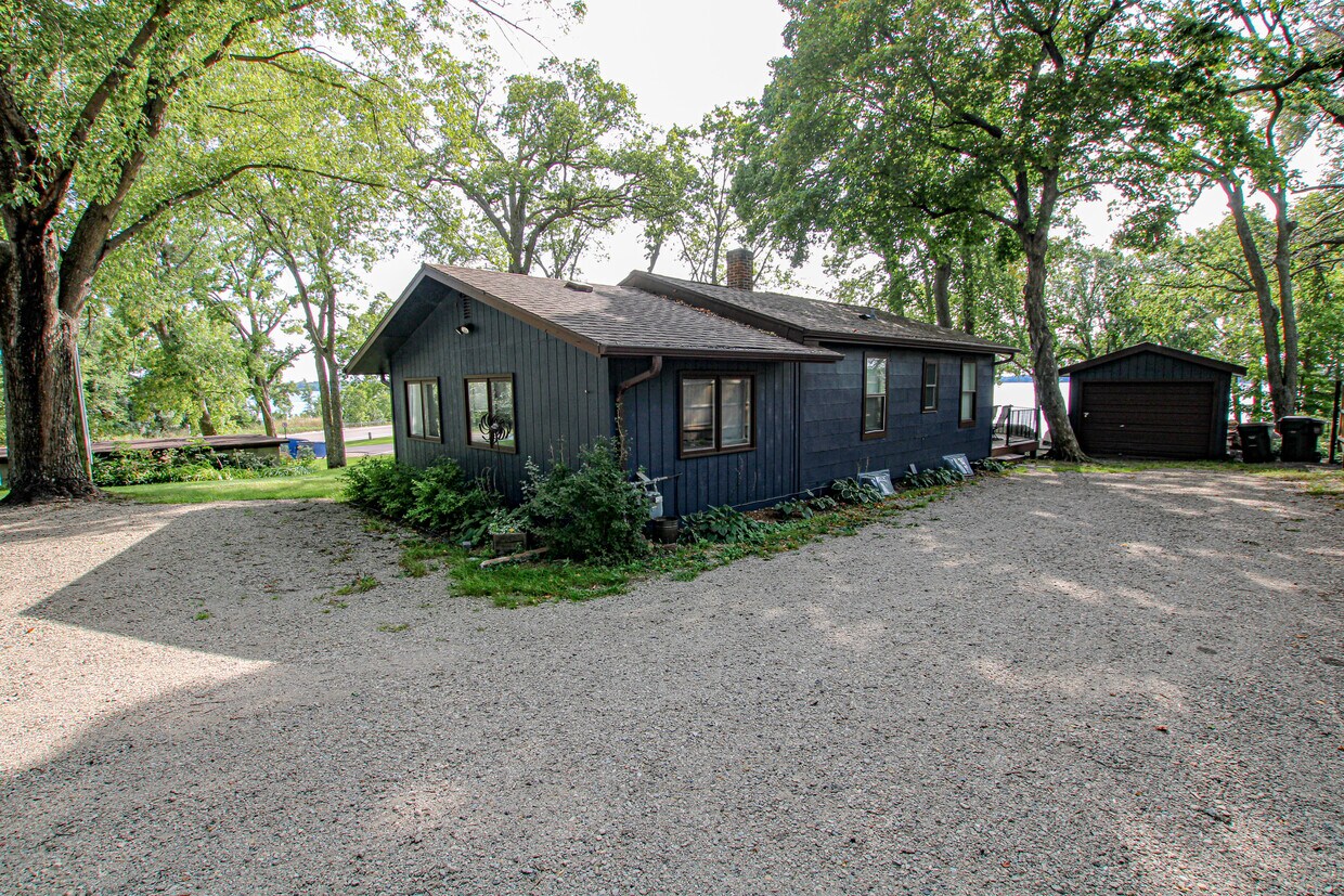 Primary Photo - 4880 Interlachen Dr NE
