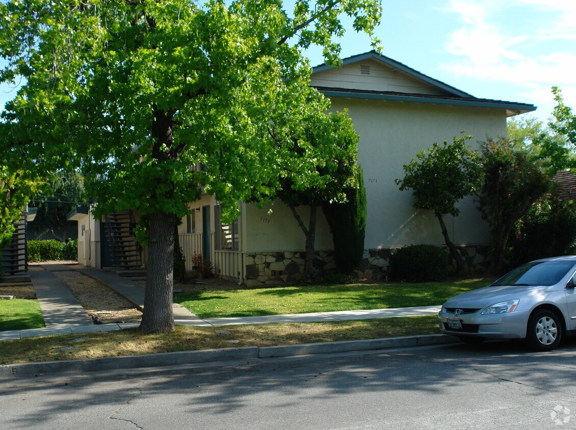 Foto del edificio - 7171 Bark Ln