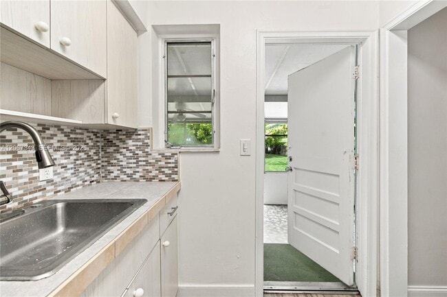 Building Photo - 2920 SW 38th Ct