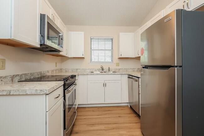 Foto del edificio - 6404 Royal Pine Drive