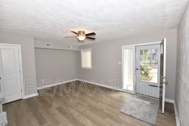 Foto del edificio - 1324 W 38th St