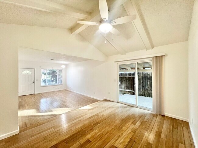 Foto del edificio - Spacious and recently remodeled 2 bedroom 1 bathroom duplex!