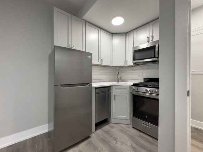 Building Photo - 510 W Belmont Ave