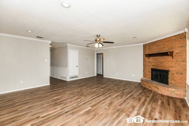 Building Photo - Newly renovated spacious 3 bed/2 bath, wit...