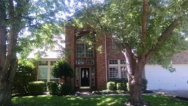 Enjoy comfortable golf course living on Frisco’s sought-after side. - 10913 Alexandria Dr