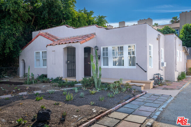 Foto del edificio - 10630 Bloomfield St