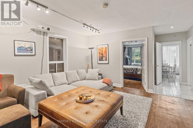 Building Photo - 888 College St