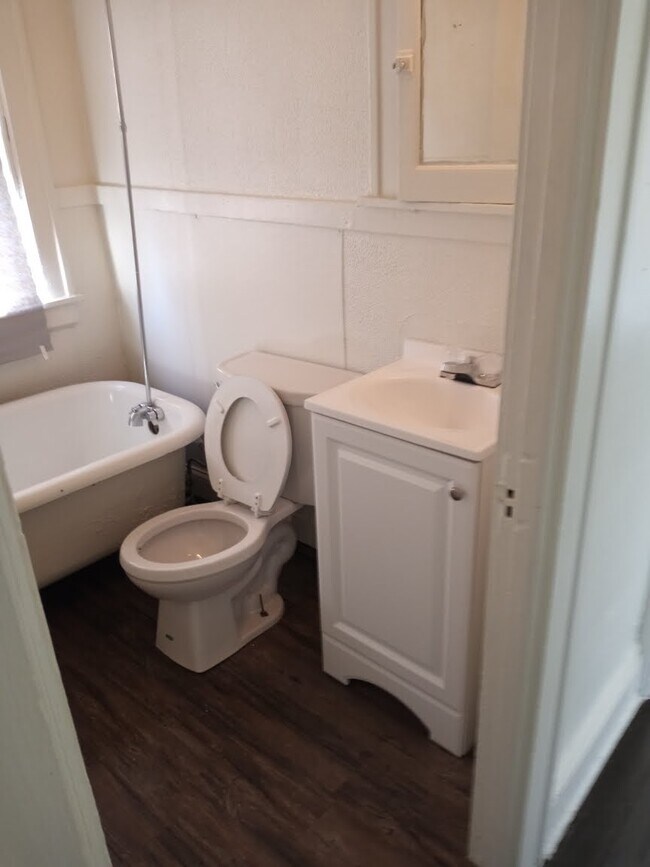 10125 Born Ave Unit 4, Cleveland, OH 44108 Apartments in Cleveland