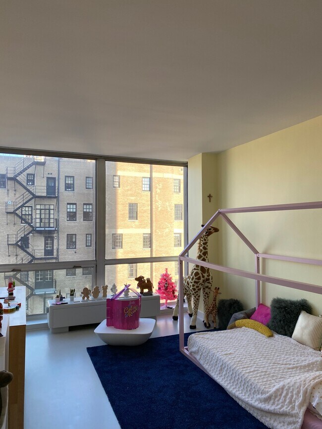 Foto del edificio - 2400 N Lakeview Ave