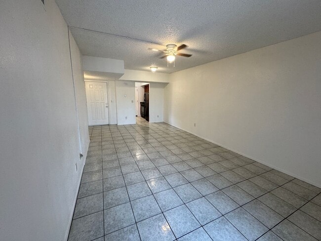 Building Photo - 2Bdm 2Ba towhome, great location! call today!