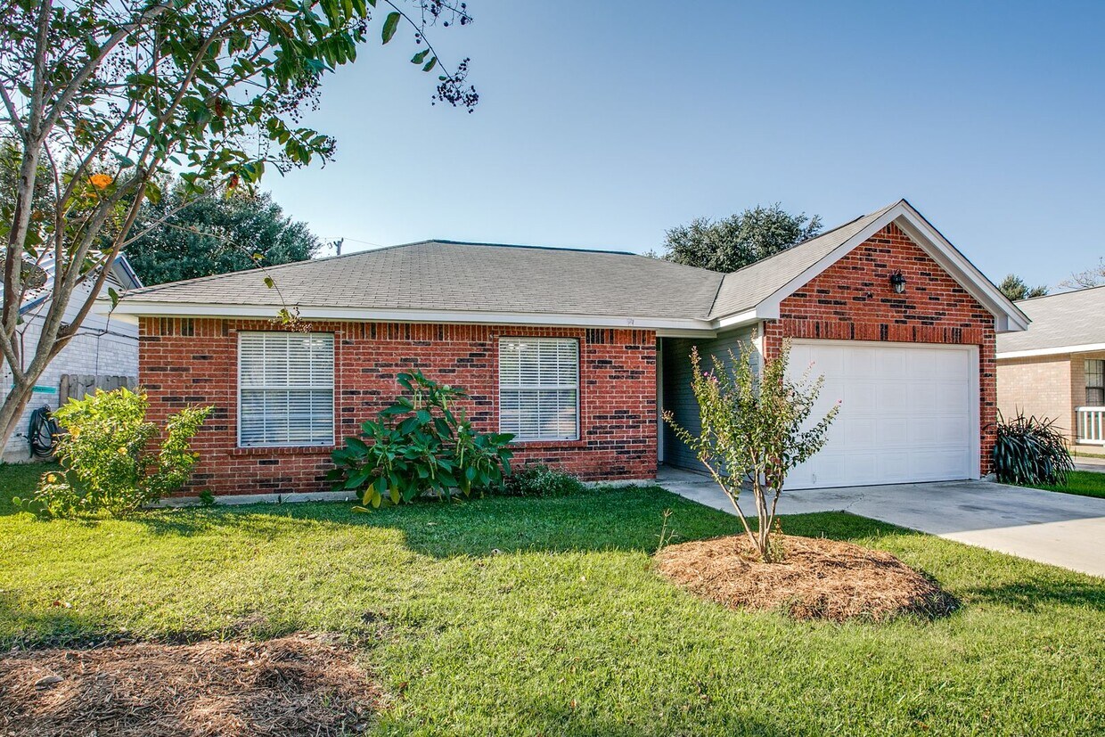 Foto principal - 3 Bedroom 2 Bath with 2 car garage! Availa...