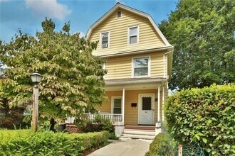 Building Photo - 521 Manhattan Ave