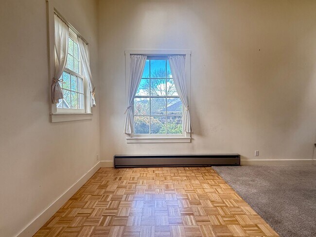 Foto del edificio - Airy two bedroom apartment in Railroad District | Available Now