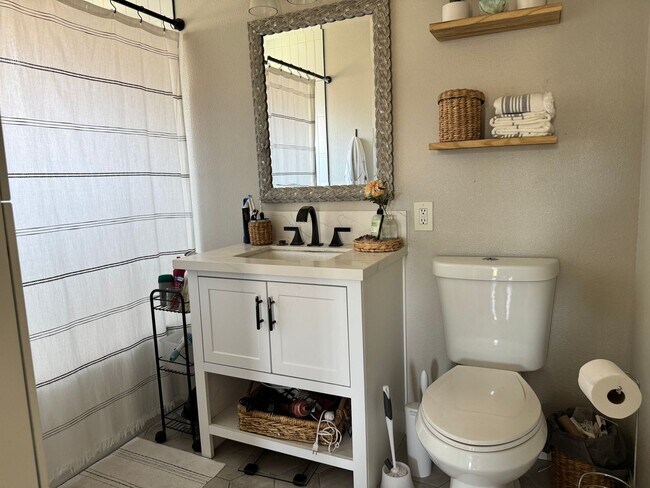 Foto del edificio - Beautifully Updated 4 Bedroom, 3 Bath Sing...