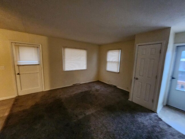 Building Photo - Spacious Three Bedroom