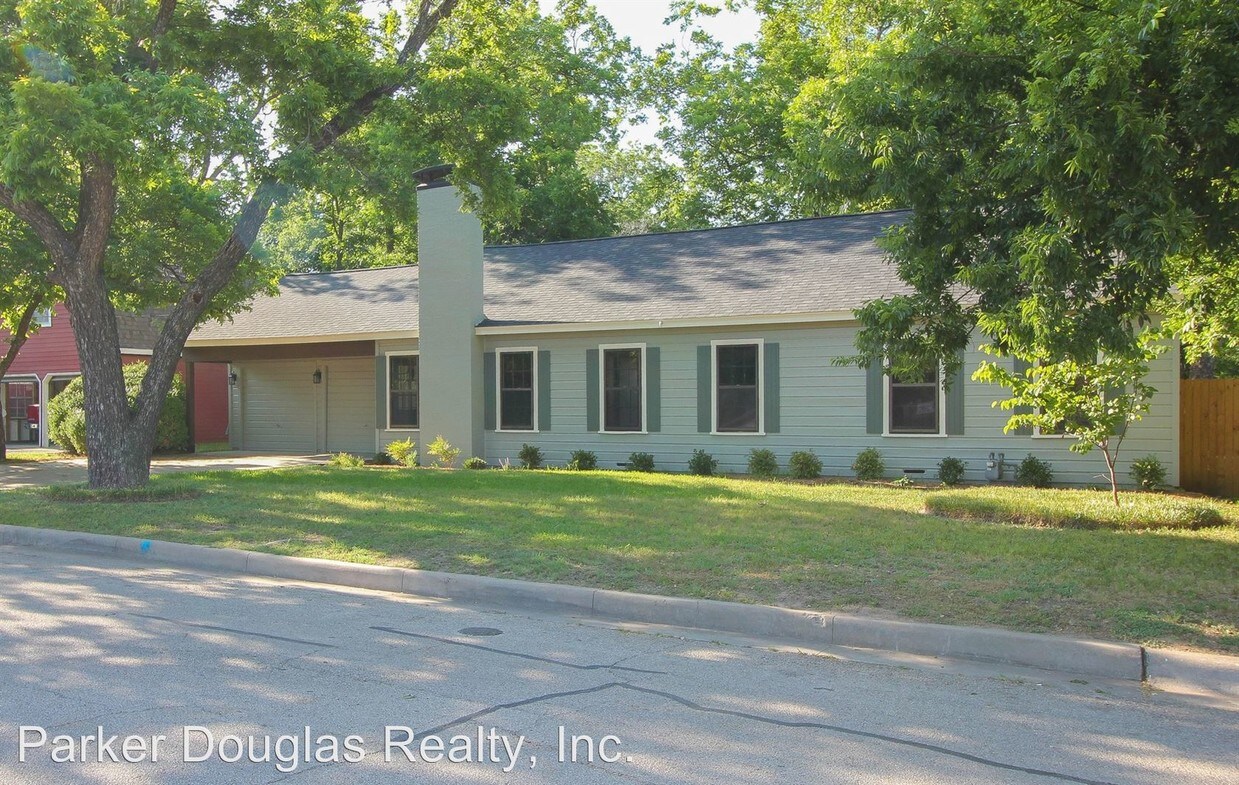 Primary Photo - 3 br, 2 bath House - 106 W. Simmons St.