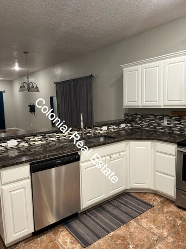 Foto del edificio - Spacious and updated 3 bedroom 2 bathroom home.