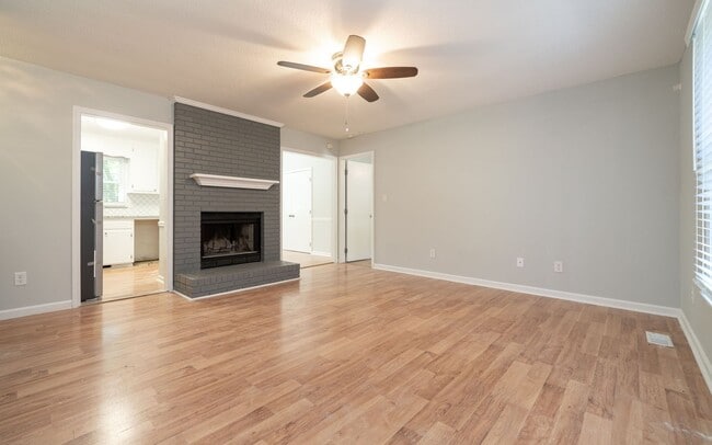Building Photo - Available NOW 3-bedroom house with large f...