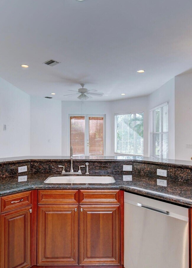 Building Photo - 850 SW Palm Cove Dr