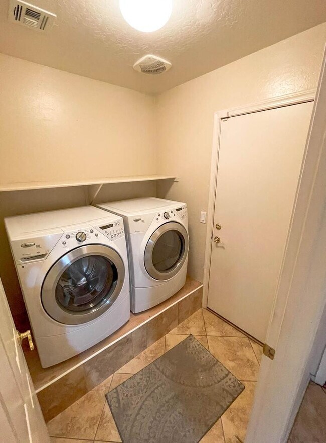 Foto del edificio - 23143 W Lasso Ln