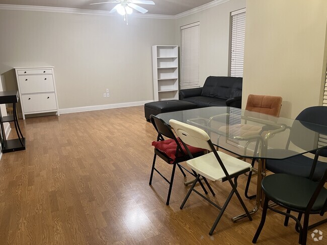 Building Photo - 4441 Burbank Dr