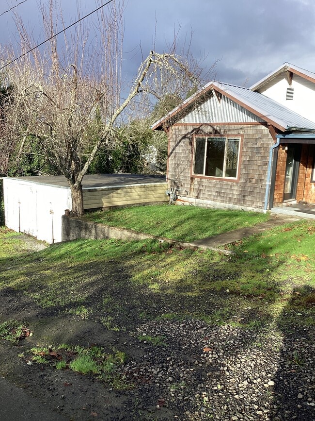 Building Photo - 442 NE 1st St