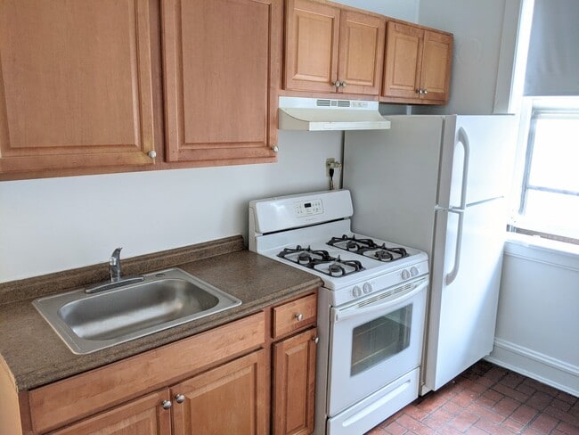 Kitchen - 725 Hinman Ave
