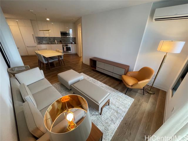 Building Photo - 987 Queen St