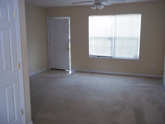 Building Photo - 10239 Knob Hill Dr