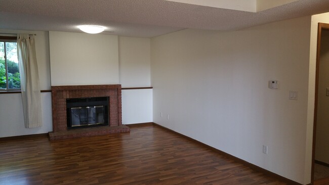 Building Photo - 2 bedroom, 1 bath condo available 8/1/2021