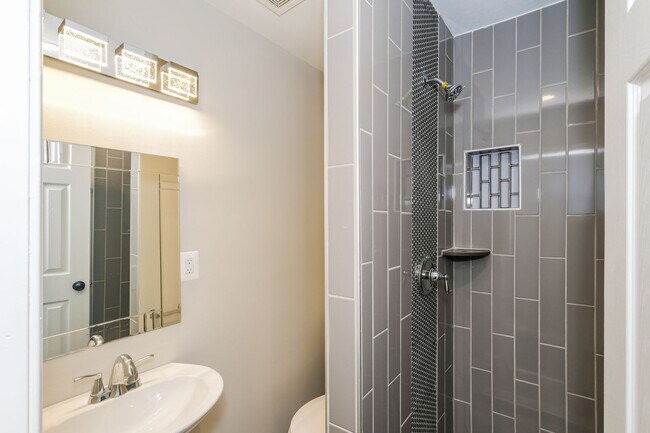 Foto del edificio - Spacious Single Family Home with backyard ...