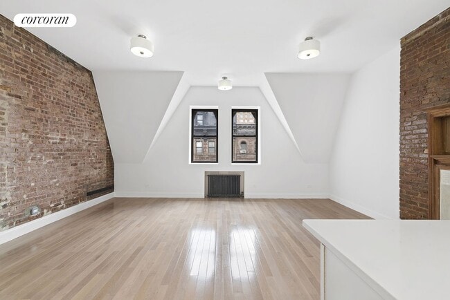 Building Photo - 52 W 75th St