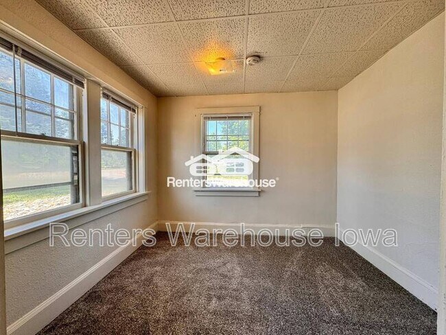 Building Photo - 610 N Buxton St