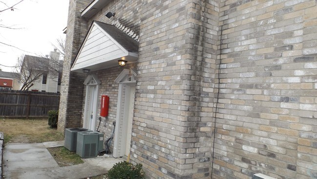 Foto del edificio - Crossroad Townhomes