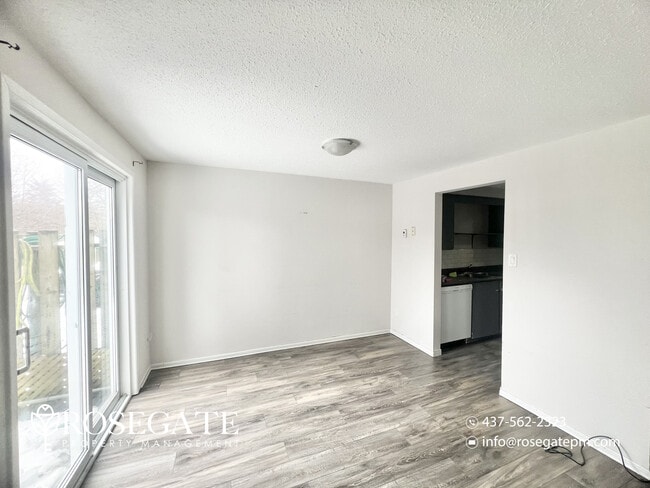 Photo du bâtiment - Spacious 3-Bedroom Stacked Townhouse with Garage & Backyard in Waterloo