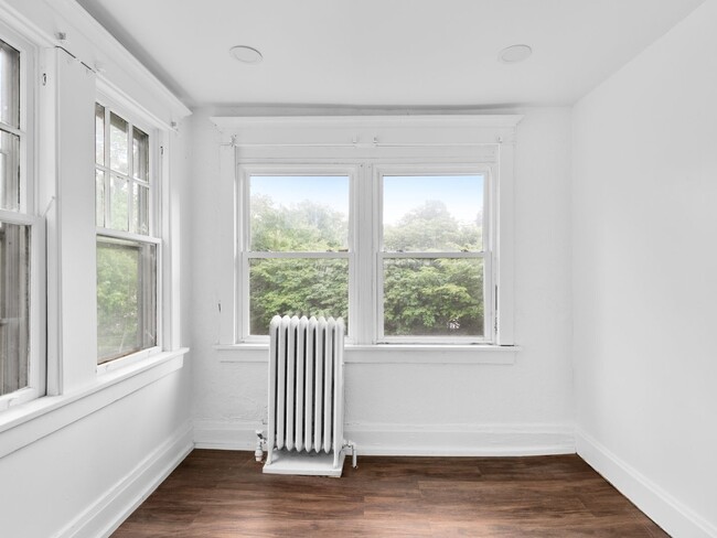 Building Photo - 4 Bedroom Duplex in Buffalo