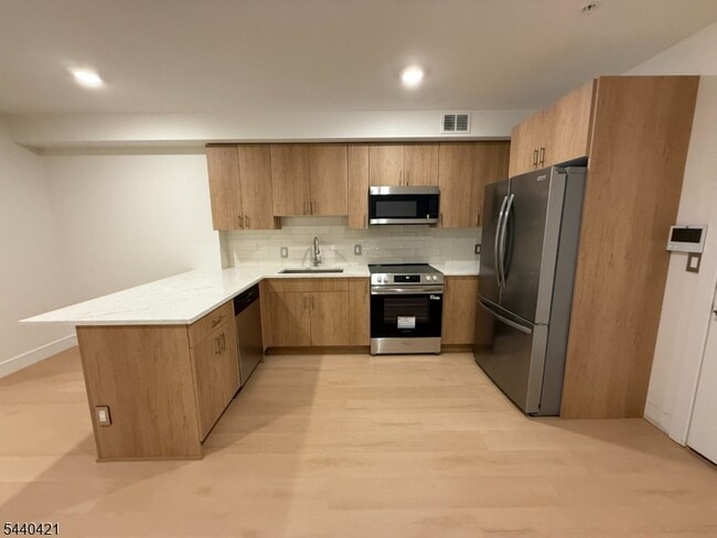 Building Photo - 627 Valley Rd