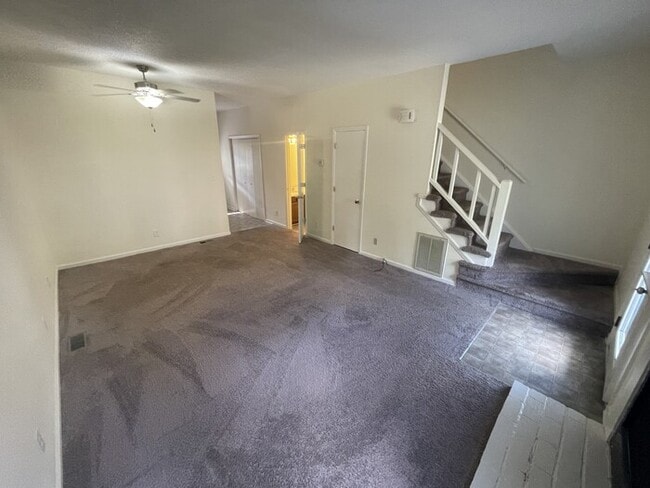 Building Photo - 2 bd 2.5 ba end unit townhouse
