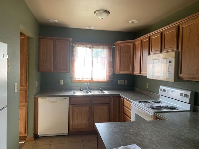 Foto del edificio - 3 Bed 1 Bath with Garage and Fenced in Yard