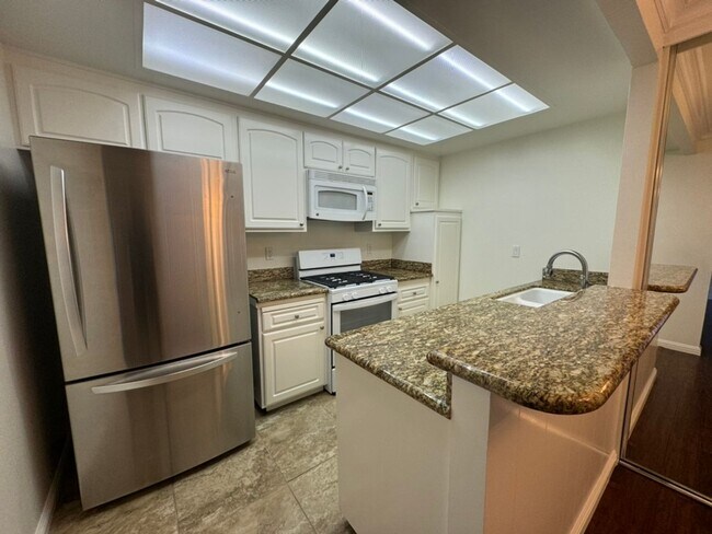 Foto del edificio - Spacious 1st Floor 2 Bedroom, 2 Bathroom Condo in a Gated Community –in Whittier!