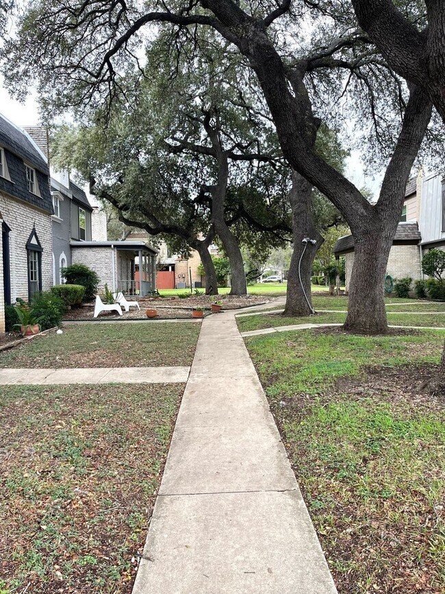 Foto del edificio - 636 Strings Dr