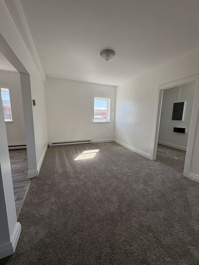 Foto del edificio - COMING SOON - Charming 2-Bedroom Apartment...