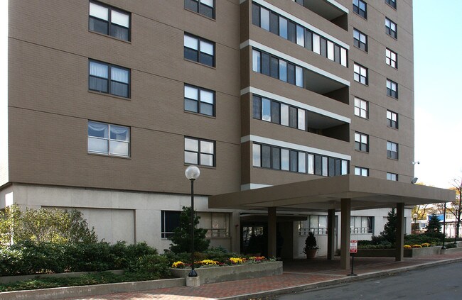 Vista de la entrada - Whittier Place Condominium