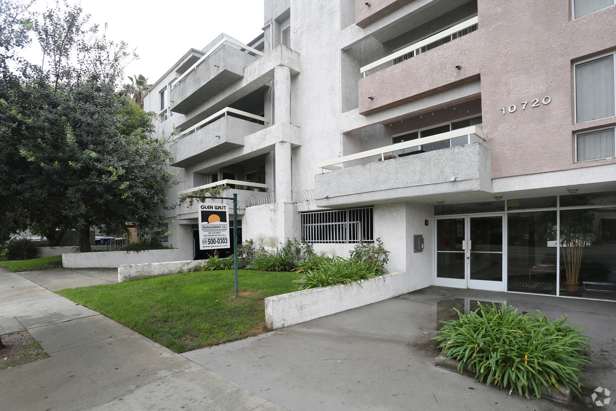 Entrada - 10720 Palms Apartments