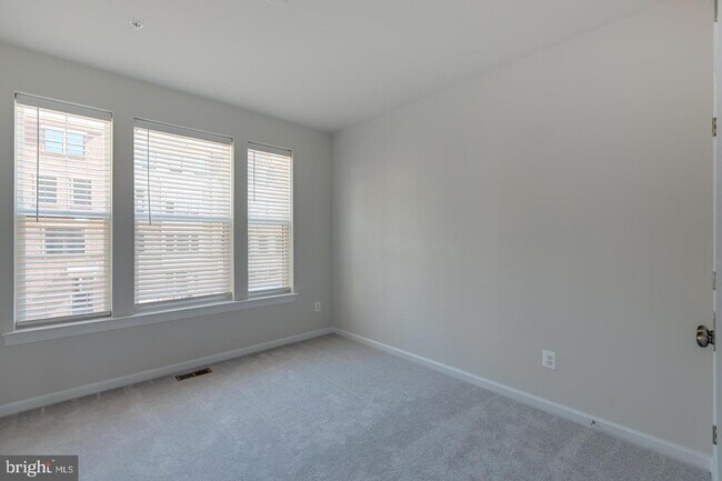 Foto del edificio - 22494 Radford Point Ter