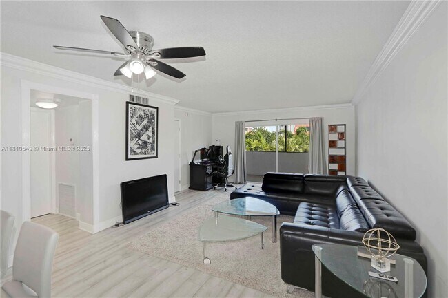 Foto del edificio - 6886 N Kendall Dr