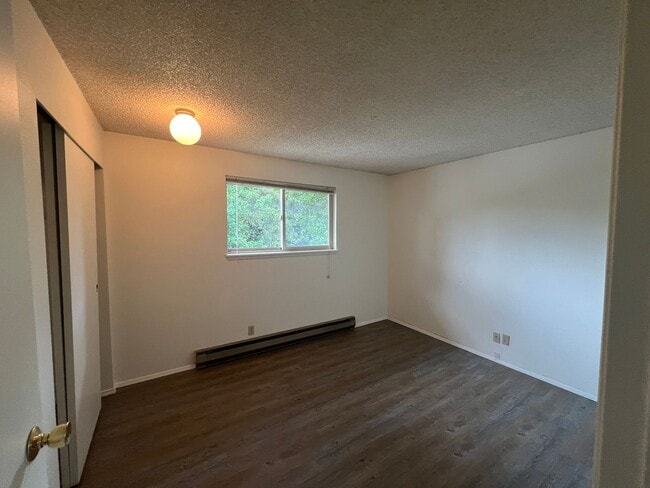 Building Photo - Happy Valley 2 Bedroom Unit Close to WWU