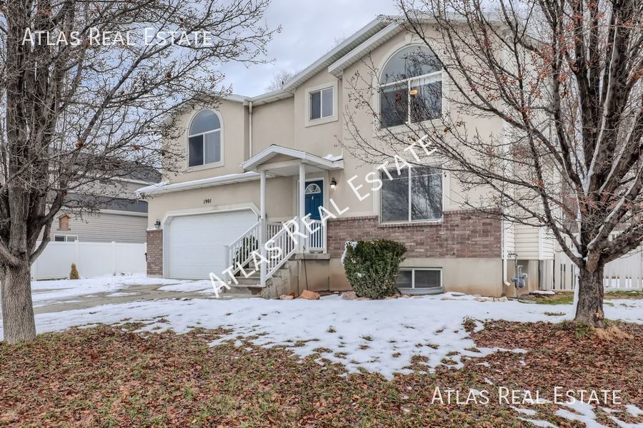 Primary Photo - Breathtaking 4 BD / 3 BA, two-story home i...